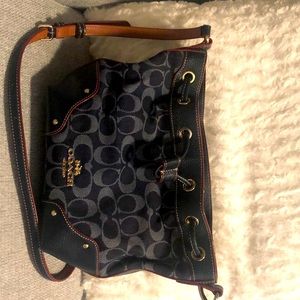 This is a very cute bag and was only used once for a small occasion.